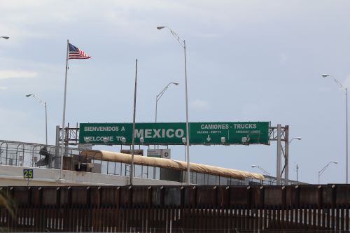 US and Mexico national border.