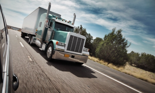 ਦੂਜੀ ਕਾਰ ਦੇ ਨਜ਼ਰੀਏ ਤੋਂ ਮਾਲ ਵਾਹਕ ਟਰੱਕ ਦਾ ਅਗਲਾ ਹਿੱਸਾ