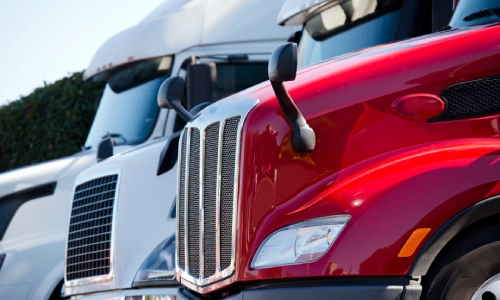 ਤਿੰਨ ਟਰੱਕਾਂ ਇੱਕ ਦੂਜੇ ਦੇ ਨਾਲ ਪਾਰਕ ਕੀਤੀਆਂ